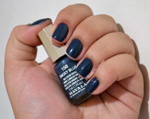Unhas com Esmalte Mavala Smoky Blue