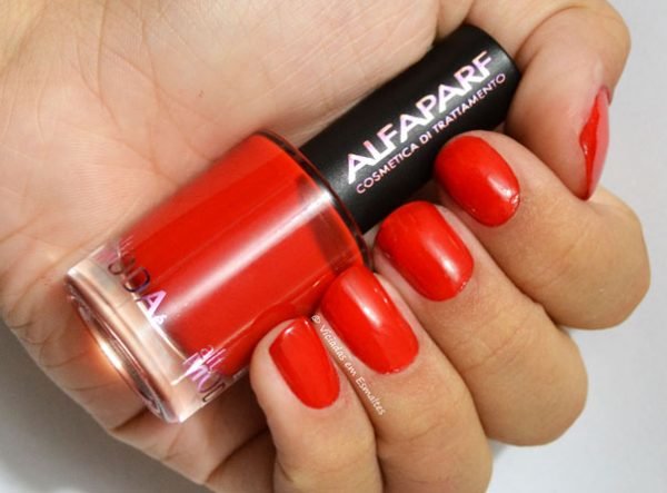 Unhas com Esmalte Alfaparf Vivo Coral