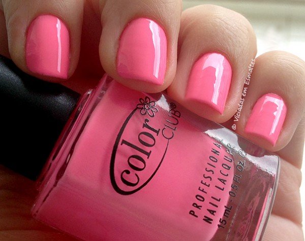 Unhas com Esmalte Color Club Yum Gum