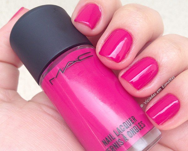 Unhas com Esmalte Girl About Town MAC 