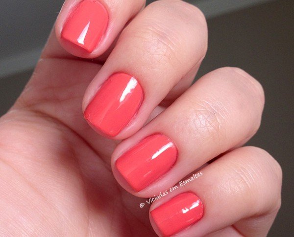 Unhas com Esmalte Color Club Coral Cascade