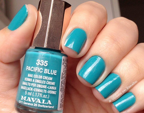 Unhas com Esmalte Mavala Pacific Blue