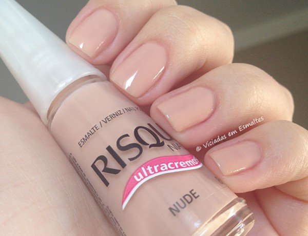 Unhas com Esmalte Risqué Nude