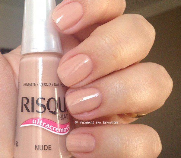 Unhas com Esmalte Nude Risqué