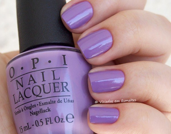 Unhas com Esmalte OPI A Grape Fit