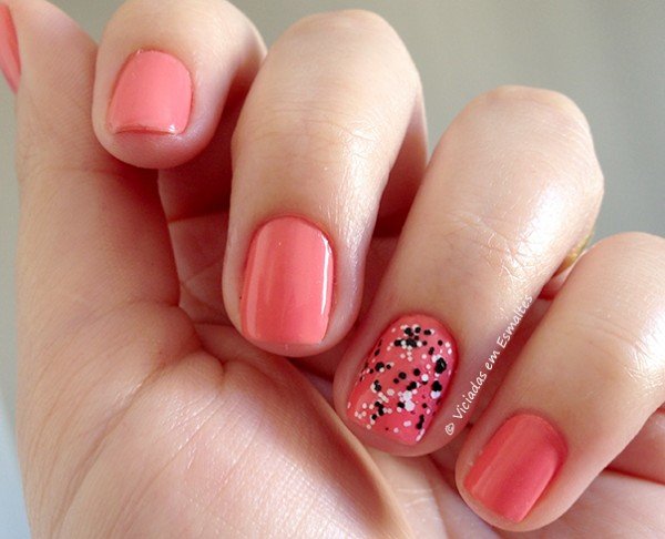 Unha FIlha Única com esmalte Risqué Anota a Simpatia e Top Beauty Charles Chaplin