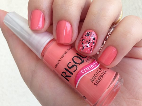 Unha FIlha Única com esmalte Risqué Anota a Simpatia e Top Beauty Charles Chaplin