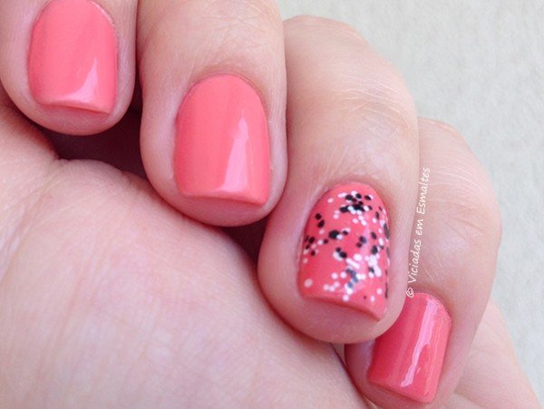 Unha FIlha Única com esmalte Risqué Anota a Simpatia e Top Beauty Charles Chaplin
