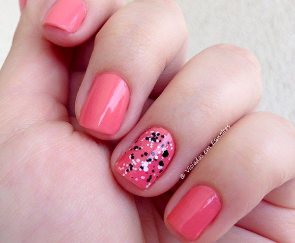 Unha FIlha Única com esmalte Risqué Anota a Simpatia e Top Beauty Charles Chaplin