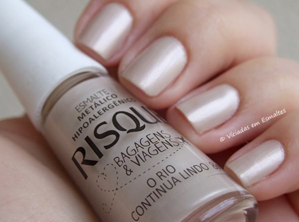 Unhas com Esmalte Risqué O Rio Continua Lindo