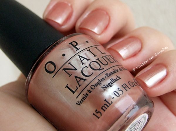 Unhas com Esmalte OPI Nomands Dream
