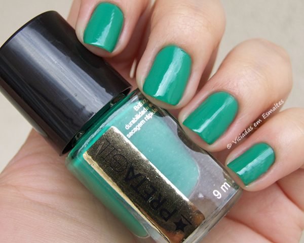 Unhas com Esmalte Preta Gil Verde Flora