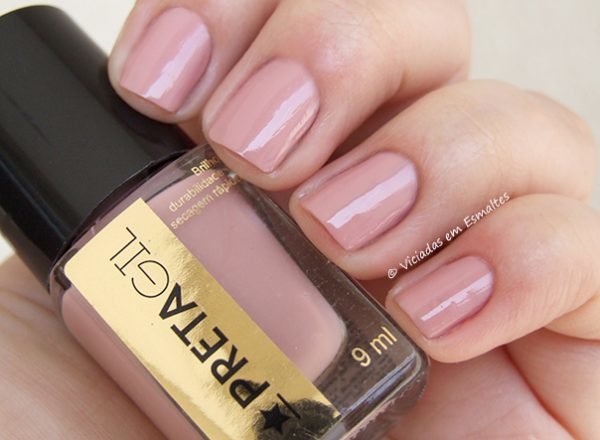 Unhas com Esmalte Preta Gil Nude