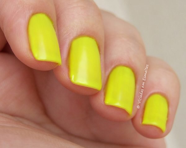 Unhas com Esmalte Preta Gil Neon Tropical