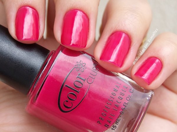 Unhas com Esmalte Color Club Gimme a Grape Big Kiss