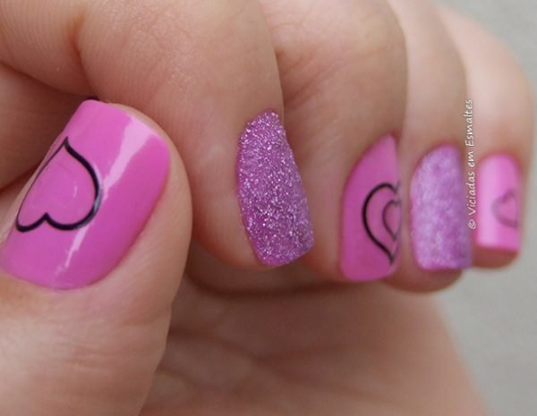 Unhas decoradas com glitter e coração