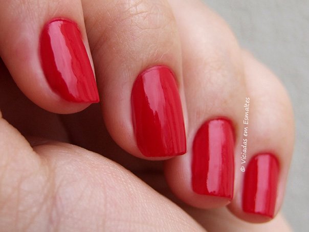 Unhas com Esmalte Color Club Mamba