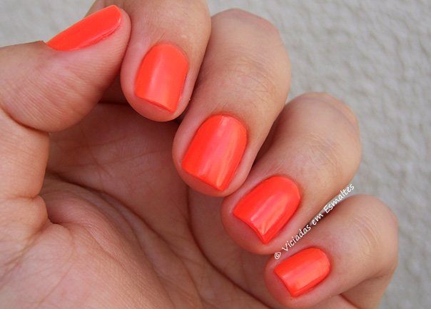 Unhas com Esmalte Juliana Paes Alegria