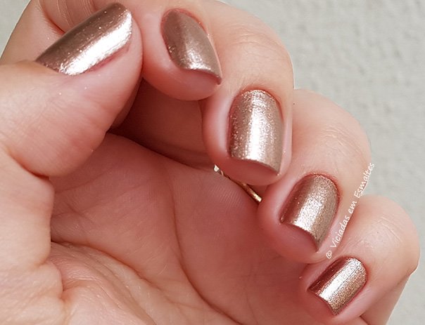 Unha com Esmalte Anitta Amiguinha