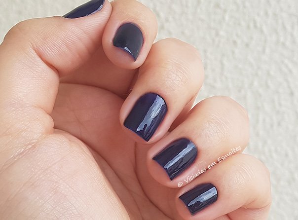 Unhas com Esmalte Anitta Bang
