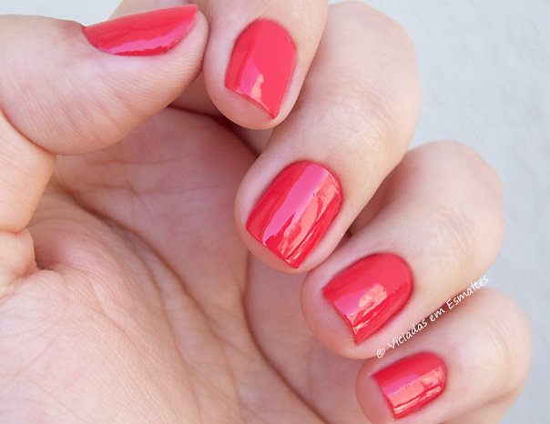 Unhas com Esmalte Bourjois Prepp Hibiscus 