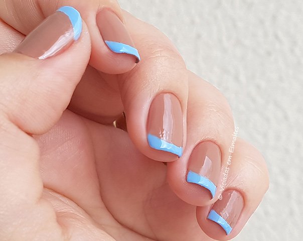 Unha francesinha diferente nude e azul