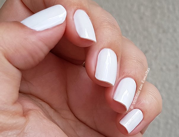 Unhas com Esmalte Ana Hickmann Algodão