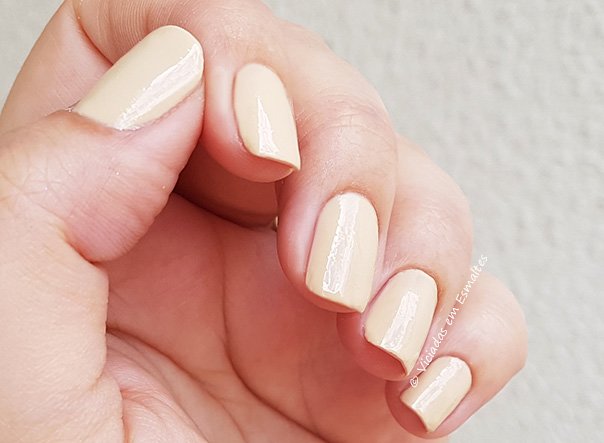 Unhas com Esmalte Ana Hickmann Linho