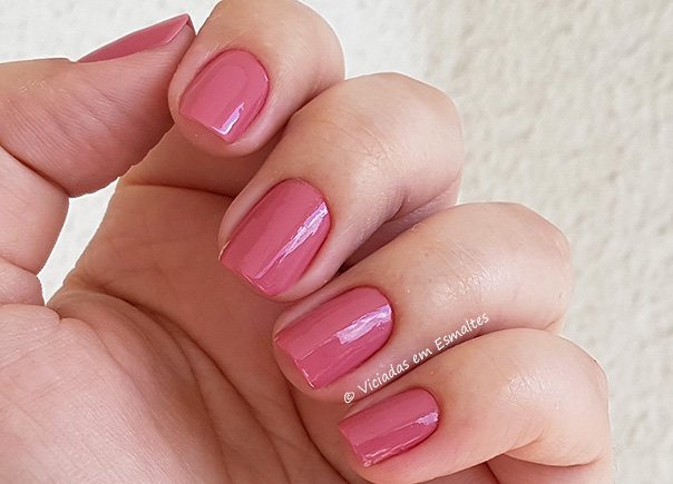 Unhas com Esmalte Colorama Nude