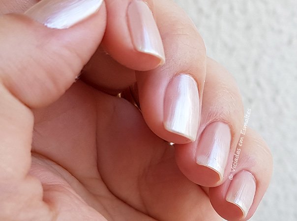 Unhas claras com o Esmalte Colorama Geada