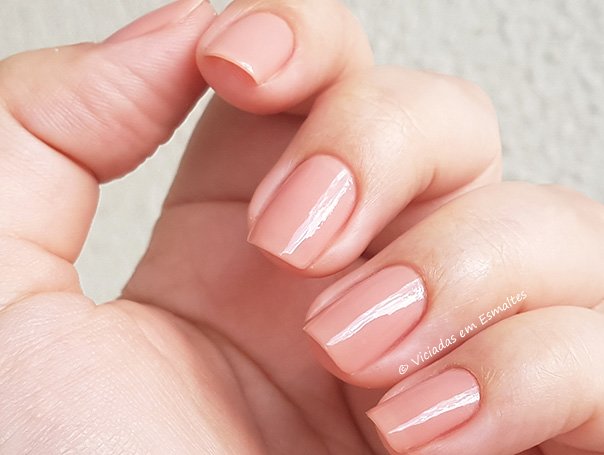 Unhas nude com Esmalte Preta Gil Desapega