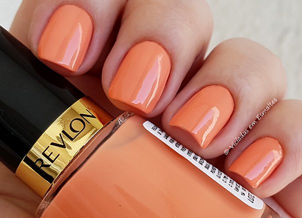 Unhas com Esmalte Revlon Privileged 715