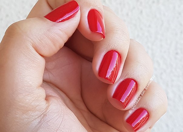 Unhas com Esmalte Capricho Nao Tira o Batom