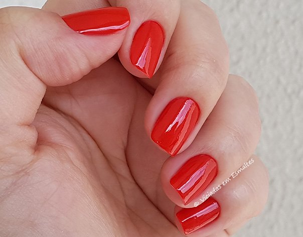 Unhas com esmalte vermelho