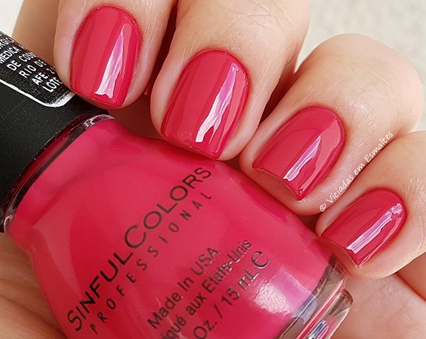 Unhas com Esmalte Sinful Colors Folly