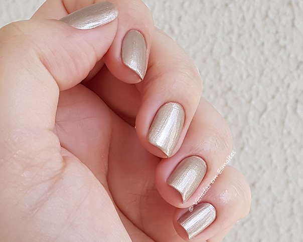 Unhas com Esmalte Revlon Creme Brulee