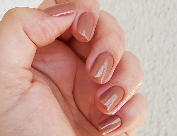 Unhas com Esmalte Anitta Chocolate