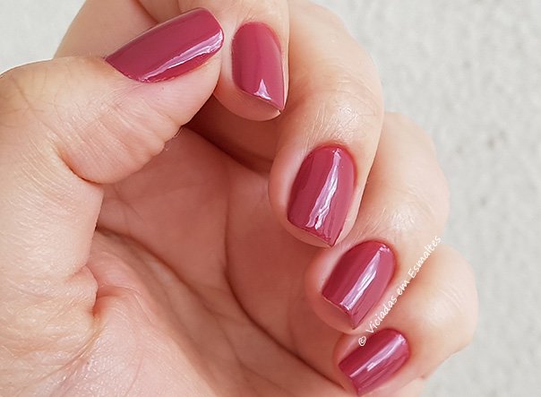Unhas com Esmalte Impala Sandy Saudade