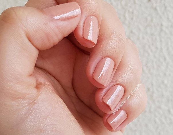 Unhas com Esmalte Preta Gil Efeito Gel Ballet