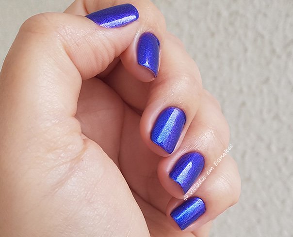 Unhas com Esmalte Revlon Sultry