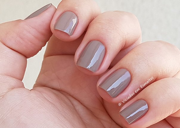 Unhas com Esmalte Nude Risqué Joia das Aguas
