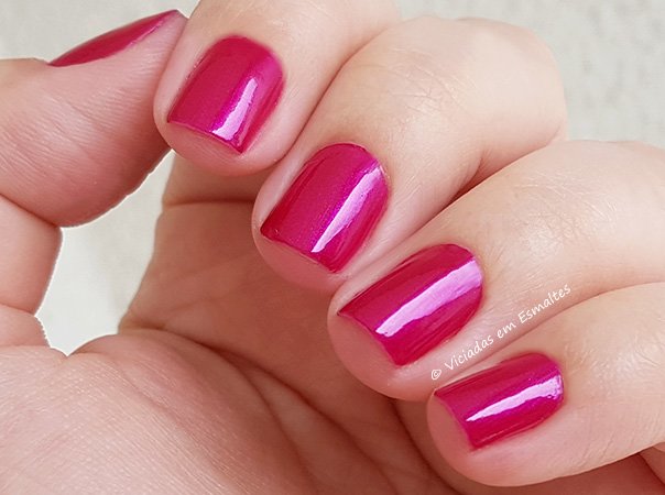 Unhas com Esmalte Anitta Lynda