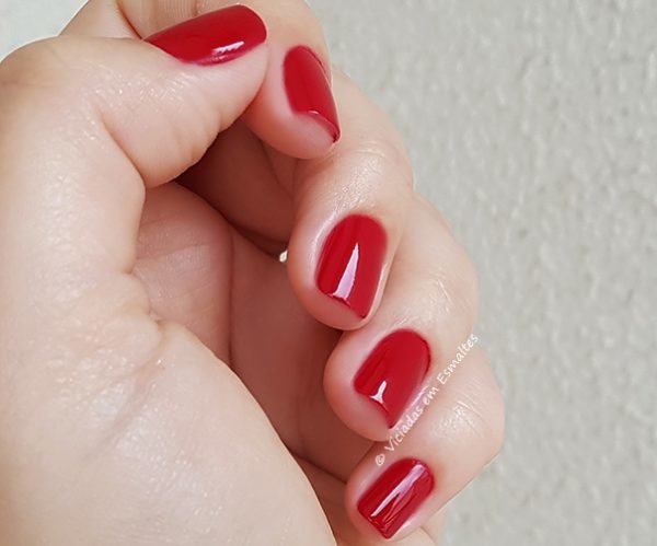 Unhas testando o esmalte Impala Allure