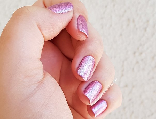Unhas com Esmalte Cromado Preta Gil Esculacho