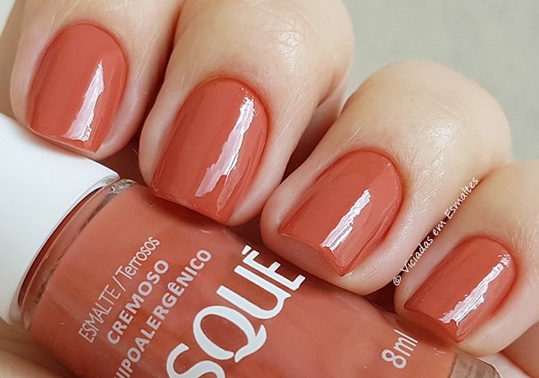 Unhas com Esmalte Risqué Terra