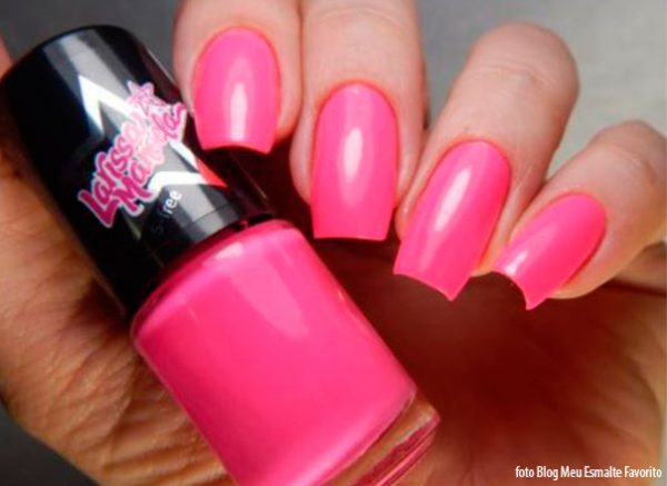 Unhas com o Esmalte Larissa Manoela Boy Chiclete