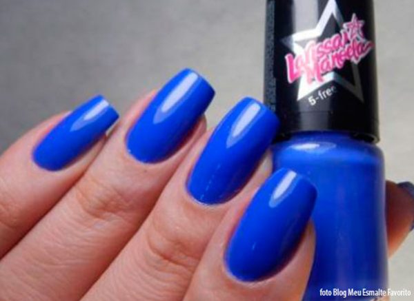 Unhas com o Esmalte Larissa Manoela Coração Azul