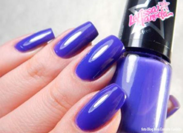 Unhas com o Esmalte Larissa Manoela Crush