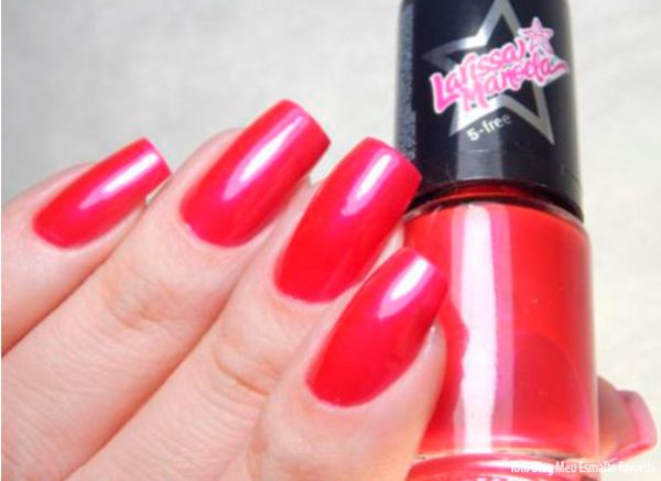 Unhas com o Esmalte Larissa Manoela Fugir Agora