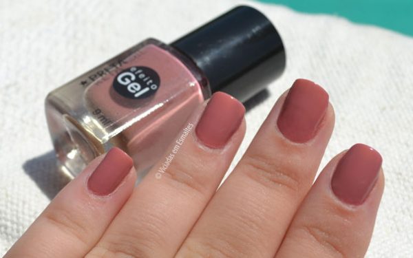 Unhas com Esmalte Preta Gil Baião Efeito Gel